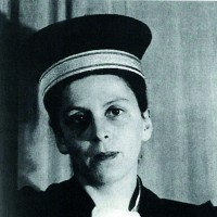 Geneviève Pevtchin, avocate, résistante, dirige une des filières d’exfiltration du « Service Zéro », arrêtée en mai 1943 et déportée